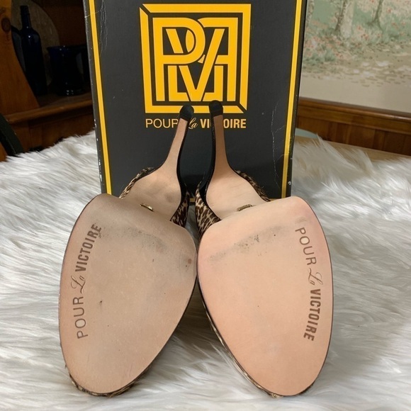 POUR La Victoire Ivette Leopard Pattern PU Hi Heel - Picture 8 of 8